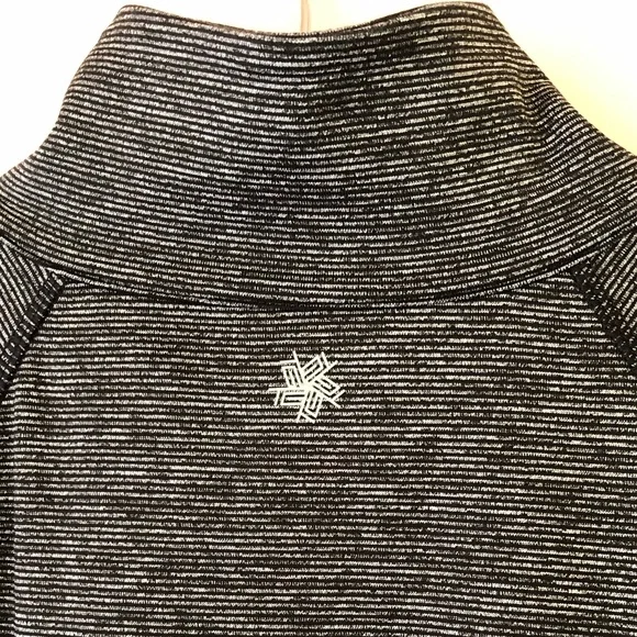 TEK GEAR DryTEK zippered athletic top w/thumb holes & hidden pocket in charcoal - Picture 8 of 10